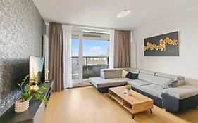 Panorama City Apartment In Downtown Area With Free Parking And Castle View