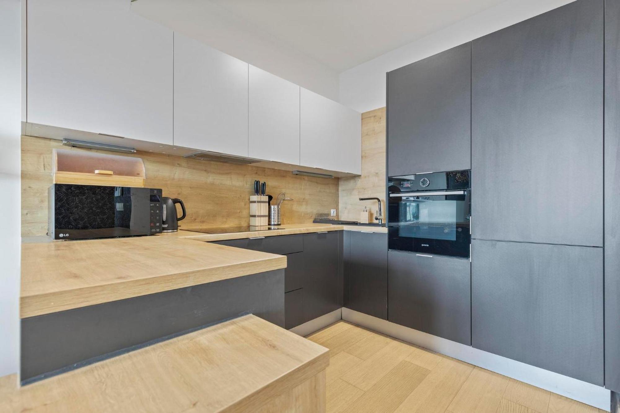 Panorama City Apartment In Downtown Area With Free Parking And Castle View Bratislava Exterior foto