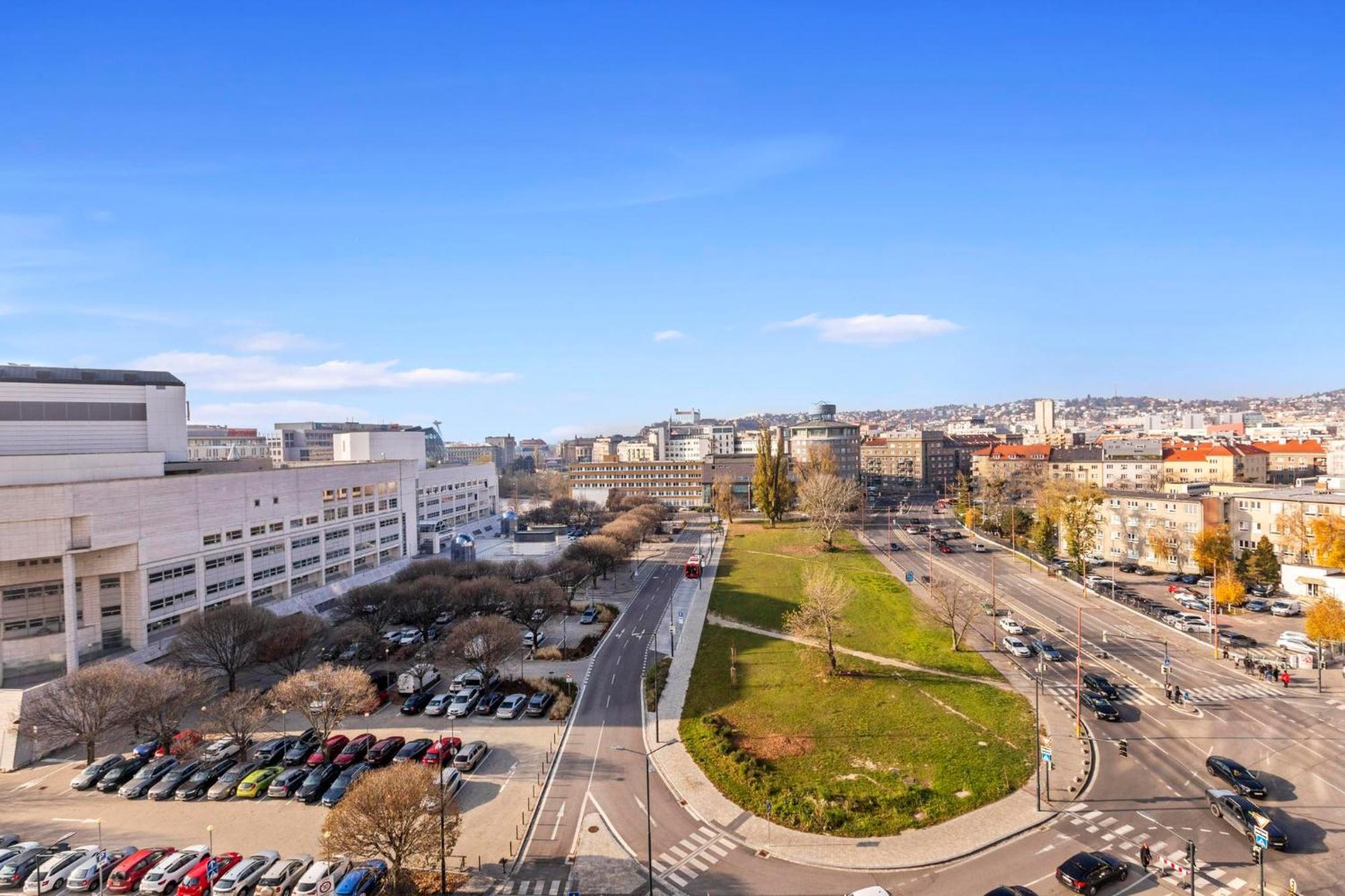 Panorama City Apartment In Downtown Area With Free Parking And Castle View Bratislava Exterior foto