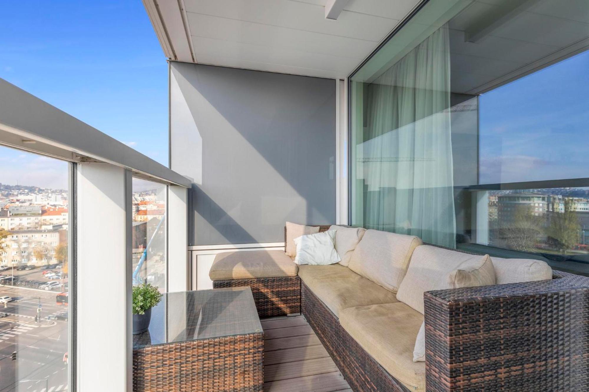 Panorama City Apartment In Downtown Area With Free Parking And Castle View Bratislava Exterior foto